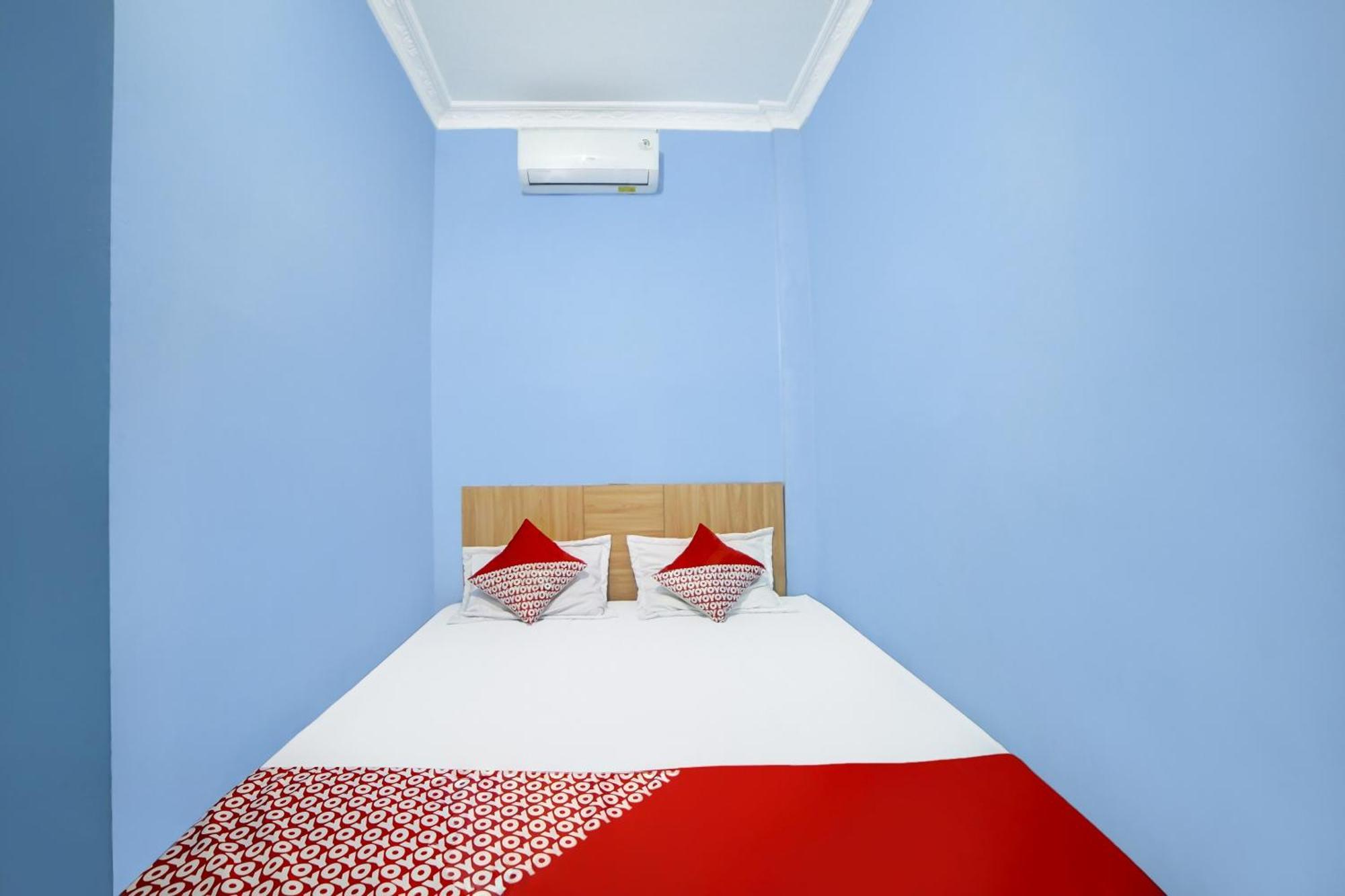 Oyo 90922 Gurusinga Guesthouse Medan Buitenkant foto