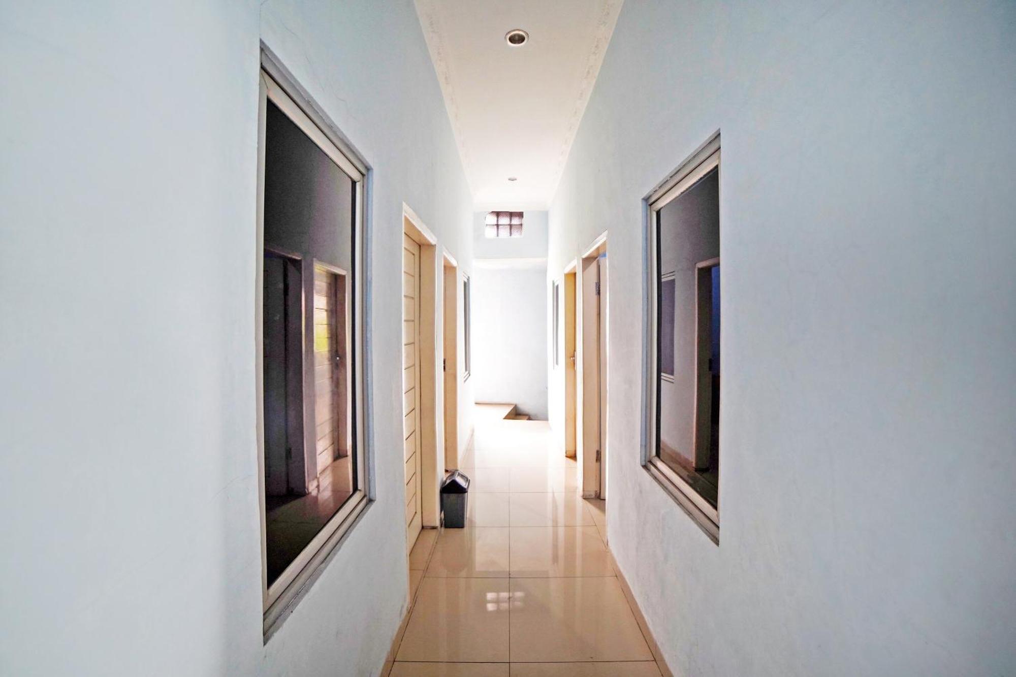 Oyo 90922 Gurusinga Guesthouse Medan Buitenkant foto