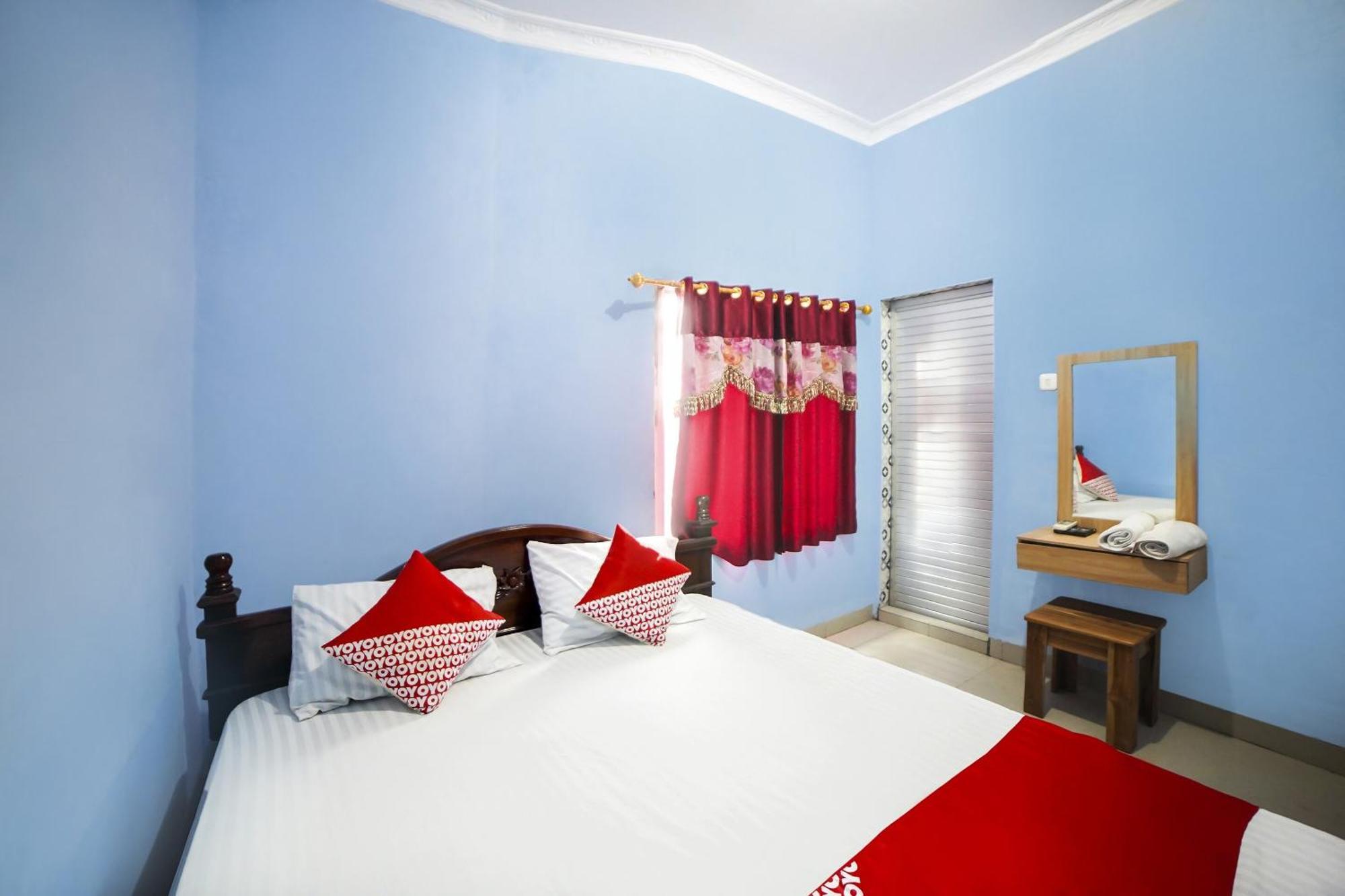 Oyo 90922 Gurusinga Guesthouse Medan Buitenkant foto