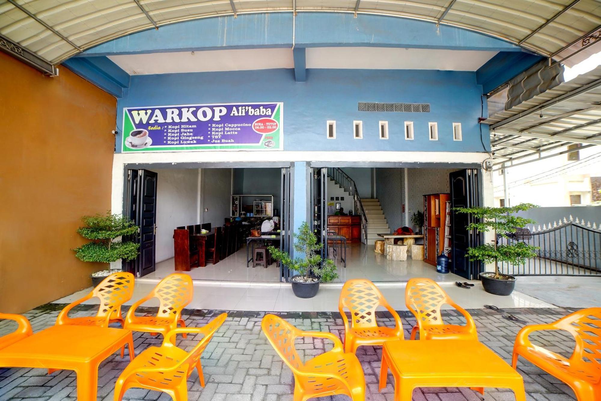 Oyo 90922 Gurusinga Guesthouse Medan Buitenkant foto