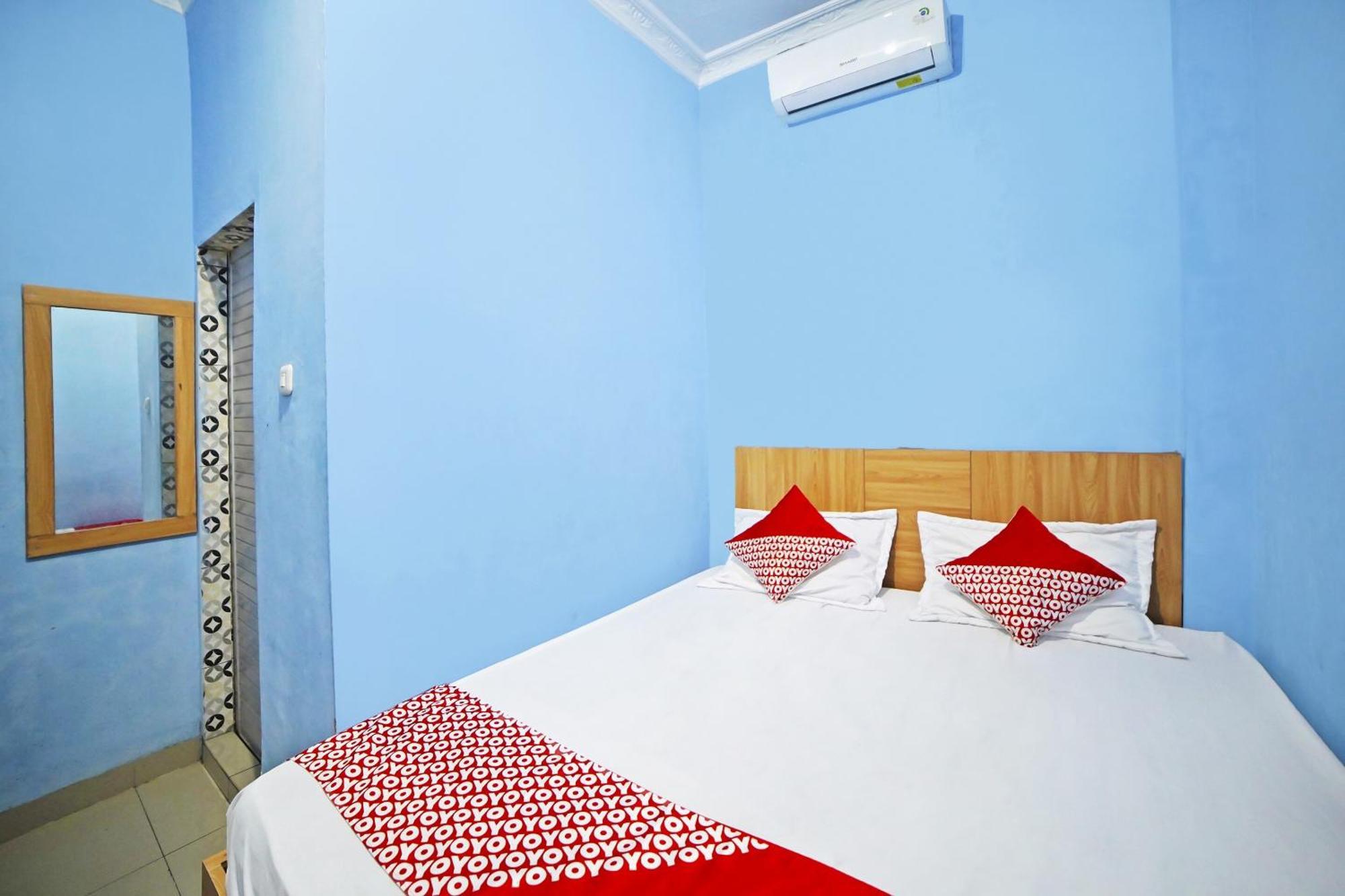 Oyo 90922 Gurusinga Guesthouse Medan Buitenkant foto
