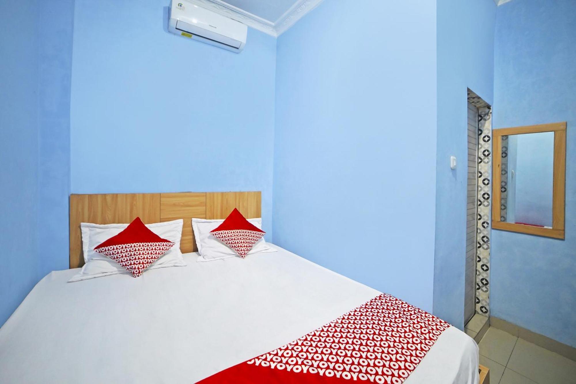 Oyo 90922 Gurusinga Guesthouse Medan Buitenkant foto