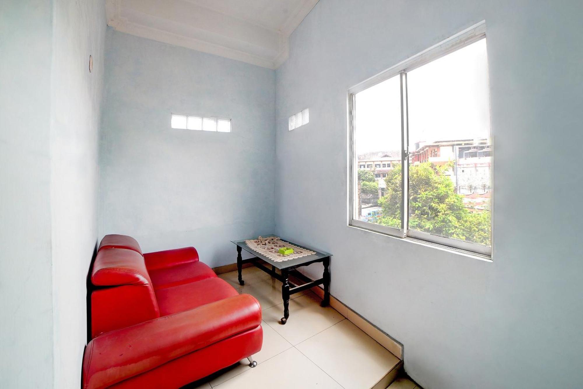 Oyo 90922 Gurusinga Guesthouse Medan Buitenkant foto